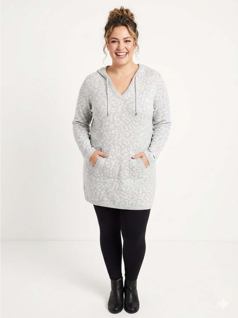 Chico's Cozy V-Neck Hooded Tunic in Light Gray Silver Leopard Print Size M